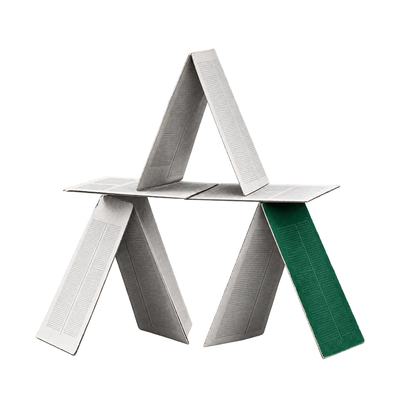 Castelo de cartas feito de folhas de papel impresso, com uma das cartas da base em verde.
