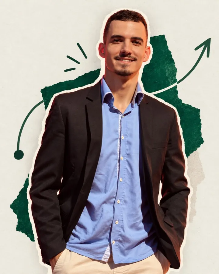 Igor Prati, fundador da Zcode, sorrindo, de blazer escuro e camisa azul, numa colagem com papel verde rasgado e uma seta para cima.